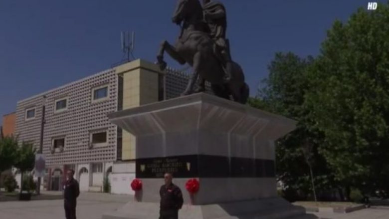 Kush janë “rojat private” të shtatores së Skënderbeut? (Video)