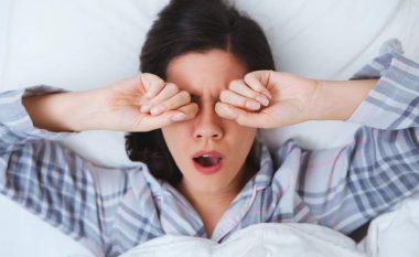 Gjumi i tepërt po aq i dëmshëm sa të flini pak