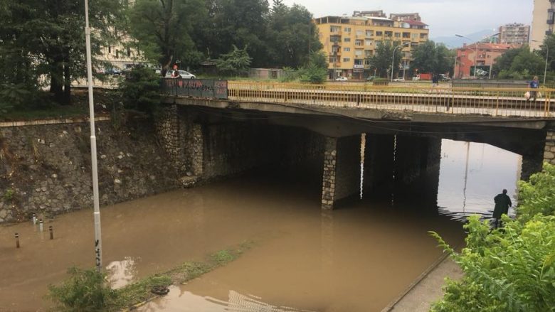 Qyteti i Shkupit pa sqarime për kriterin e dëmshpërblimit për dëmet materiale nga stuhia