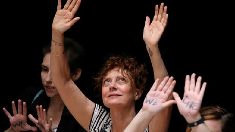 Susan Sarandon në mesin e 575 femrave të arrestuara në protestën anti-Trump