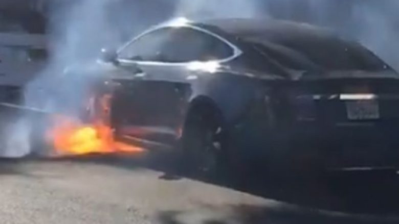 Shpërthen vetura Tesla në pronësi të regjisorit Morris
