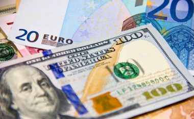 Euro vazhdon të mbetet i qëndrueshëm kundrejt dollarit amerikan