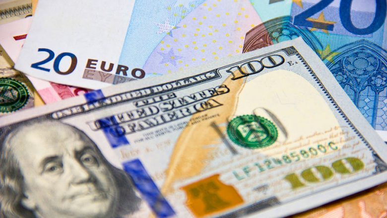 Euro vazhdon të mbetet i qëndrueshëm kundrejt dollarit amerikan