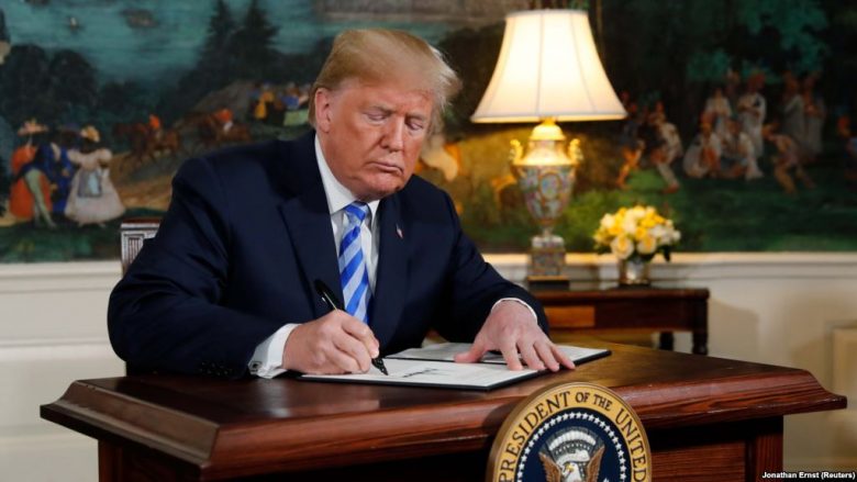 Trump nënshkruan urdhrin “për t’i mbajtur familjet e migrantëve të bashkuara”