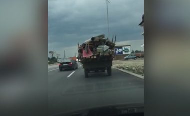Traktori në autostradën Prishtinë-Pejë (Video)