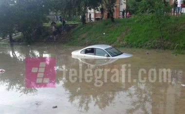 Reshjet e shiut, përmbyten veturat te Stacioni i Autobusëve