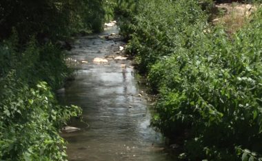 Ujëra të zeza e mbeturina në lumenjtë e Gjilanit