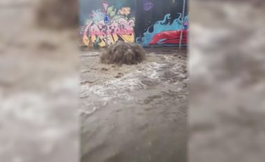 Pas reshjeve të shiut, vërshohet “Rruga B” (VIDEO)