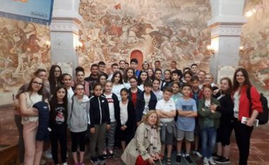 Nxënësit e shkollës shqipe në Bavari ekskursion në Kosovë dhe Shqipëri