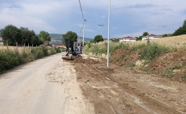 Pas reshjeve, pastrohet rruga dhe trotuari në Rahovec