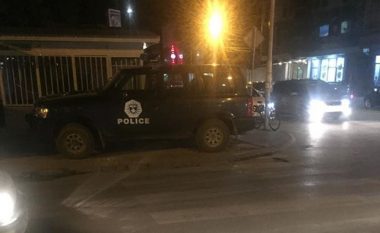 Podujevë, vetura e policisë bllokon zebrat (Foto)