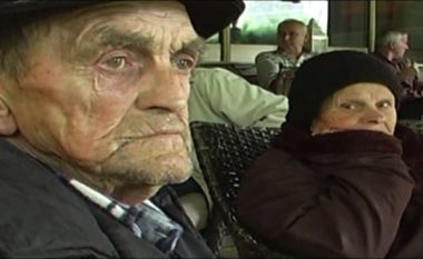 Djali dëbon prindërit 82-vjeçarë nga shtëpia, historia prekëse e çiftit nga Korça (Video)