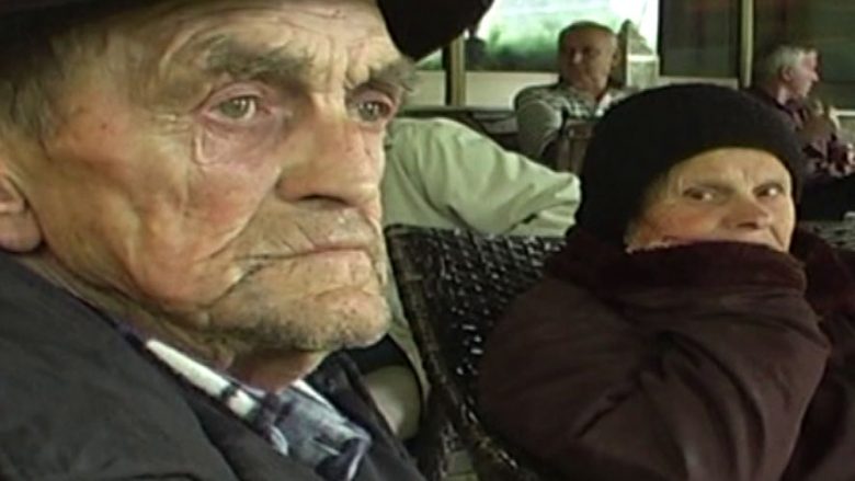 Djali dëbon prindërit 82-vjeçarë nga shtëpia, historia prekëse e çiftit nga Korça (Video)