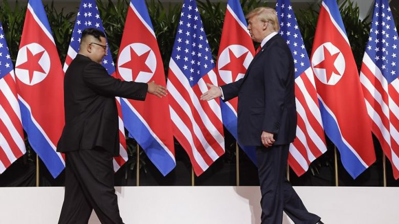 Donald Trump dhe Kim Jong-un shtrëngojnë duart, këto janë fjalët e para të tyre (Foto/Video)