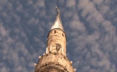 Dëmtohen xhamat e një xhamie në Podujevë