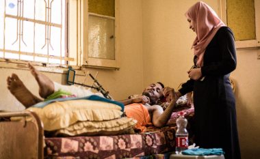Nuk ka vende në spitale, ata shërohen në shtëpi: Rrëfimi për banorët e Gazës që përpiqen të kujdesen për familjarët e plagosur (Foto)