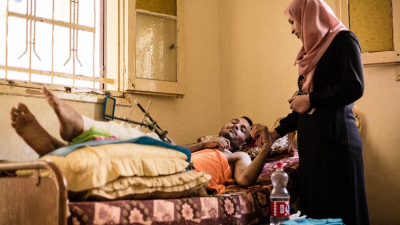 Nuk ka vende në spitale, ata shërohen në shtëpi: Rrëfimi për banorët e Gazës që përpiqen të kujdesen për familjarët e plagosur (Foto)