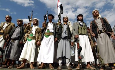 Vriten 70 rebelë huthi në Jemen
