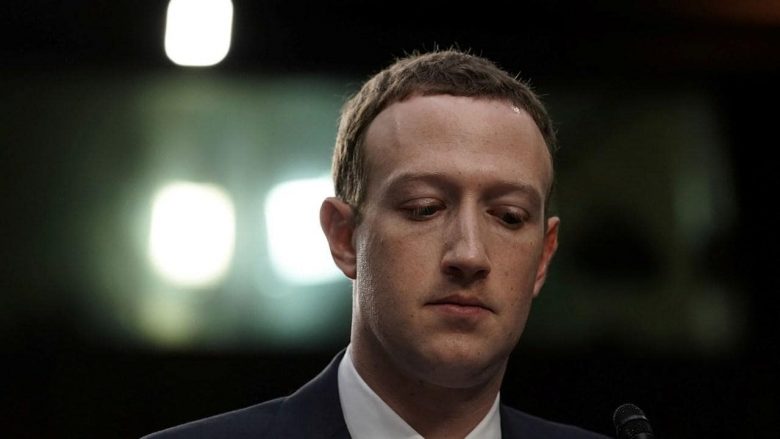 “Grusht shtet” në Facebook? Disa investitorë po kërkojnë nga Zuckerberg që të heq dorë nga “pushteti absolut” mbi kompaninë!