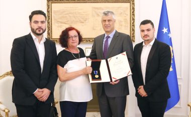 Presidenti Thaçi dekoroi Fadil Vokrrin me Medaljen Jubilare të Dhjetëvjetorit të Pavarësisë