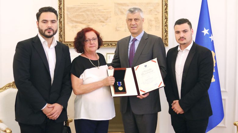 Presidenti Thaçi dekoroi Fadil Vokrrin me Medaljen Jubilare të Dhjetëvjetorit të Pavarësisë