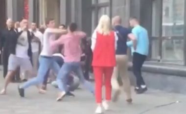Rrahje masive në Moskë, me vetëm një goditje mbyt të riun (Video, +18)