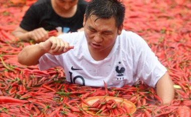 Hëngri 50 speca djegës për 68 sekonda, kinezi fiton monedhë ari 24 karatë