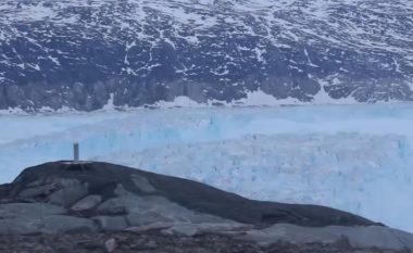Kamerat filmojnë momentin kur ajsbergu me madhësi të Manhattanit shkëputet në Grenlandë, 10 miliardë tonë akull lundron drejt oqeanit (Video)