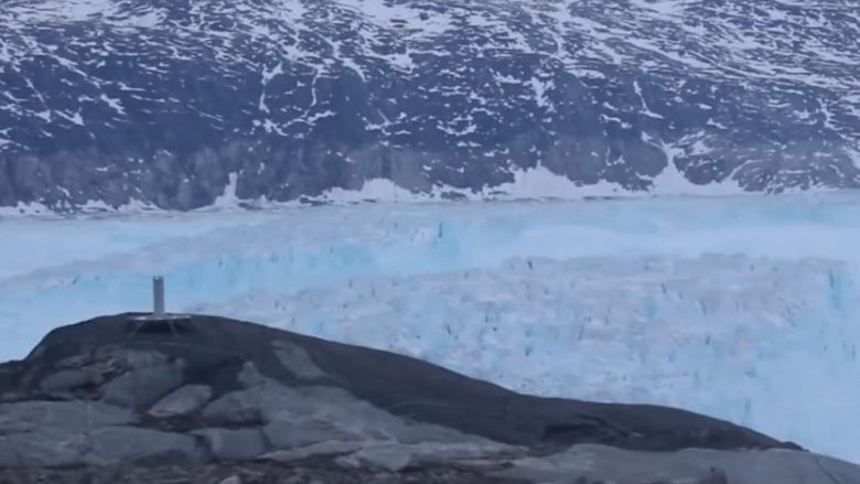 Kamerat filmojnë momentin kur ajsbergu me madhësi të Manhattanit shkëputet në Grenlandë, 10 miliardë tonë akull lundron drejt oqeanit (Video)