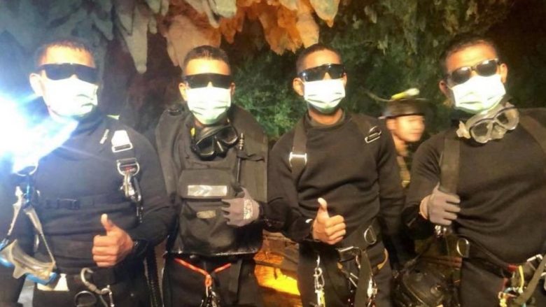 E gjithë bota po i duartroket, katër marinsat që qëndruan plotë 18 ditë në shpellë – dhe në fund i shpëtuan djemtë dhe trajnerin e tyre (Foto/Video)