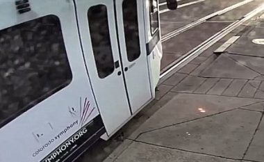 Kamerat e sigurisë filmojnë momentin kur treni tërheq zvarrë një burrë në Denver – habiten të gjithë kur e kuptojnë se ka shpëtuar (Video, +18)