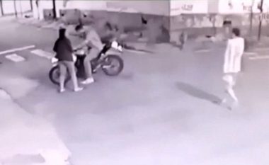 Deshën t’ia vjedhin motoçikletën para syve të dashurës, polici brazilian që nuk ishte në detyrë e qëllon për vdekje njërin – tjetrin e plagos rëndë (Video, +18)