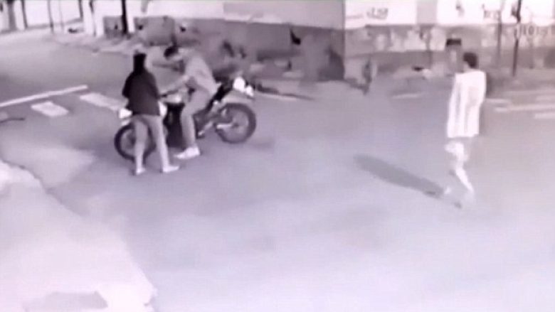 Deshën t’ia vjedhin motoçikletën para syve të dashurës, polici brazilian që nuk ishte në detyrë e qëllon për vdekje njërin – tjetrin e plagos rëndë (Video, +18)