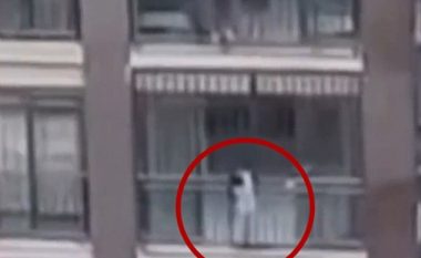 Kishte rënë nga kati i 19-të dhe po qëndronte i varur një kat më poshtë, kinezin 5-vjeç e shpëtojnë në momentin më kritik (Video)