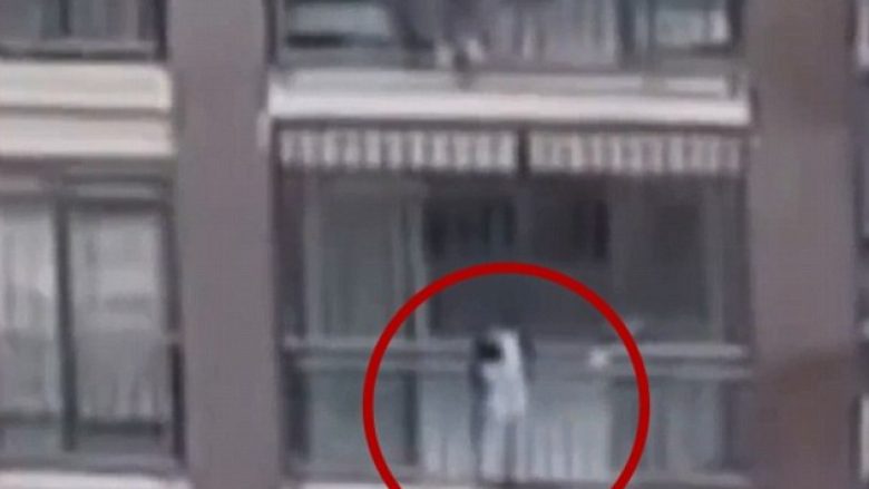 Kishte rënë nga kati i 19-të dhe po qëndronte i varur një kat më poshtë, kinezin 5-vjeç e shpëtojnë në momentin më kritik (Video)