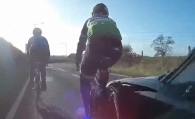 Shtyp çiklistët me veturë dhe largohet nga vendi i ngjarjes, shpëtojnë mrekullisht (Video, +18)