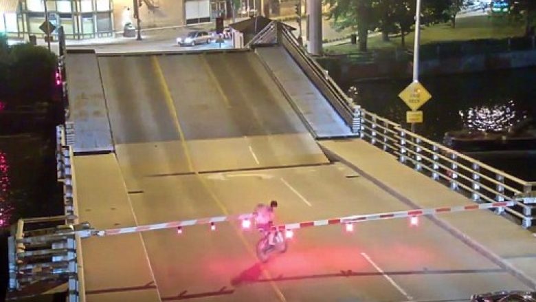 Çiklistja humb durimin, kalon në të kuqen dhe në rampën e mbyllur – për pak sa nuk e pëson me jetë mbi urën palosëse (Video)