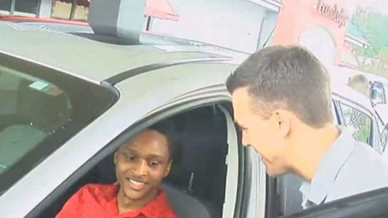 Nxënësi amerikan kishte ecur mbi 20 milje për të shkuar në kohë në punën e re, kur e kupton shefi i tij e shpërblen me një veturë të re (Video)
