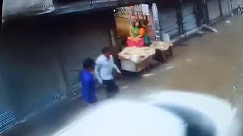 E mbyt rryma, burri nga India rrëzohet në rrugën e mbushur me ujë – kalimtarët kalojnë pranë tij dhe nuk ndërmarrin asgjë (Video, +18)