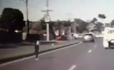 Djali i vogël po kalonte rrugën, shoferi arrin të frenon në kohë që të parandalon më të keqen (Video)