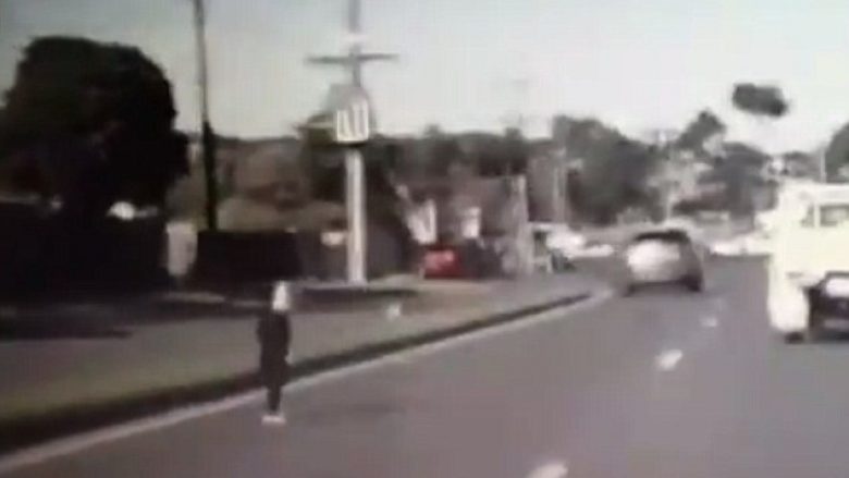 Djali i vogël po kalonte rrugën, shoferi arrin të frenon në kohë që të parandalon më të keqen (Video)