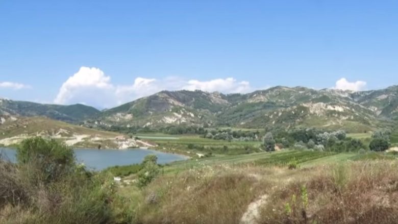 Fshati Mushnik në Shqipëri, pa rrugë dhe pa nuse (Video)