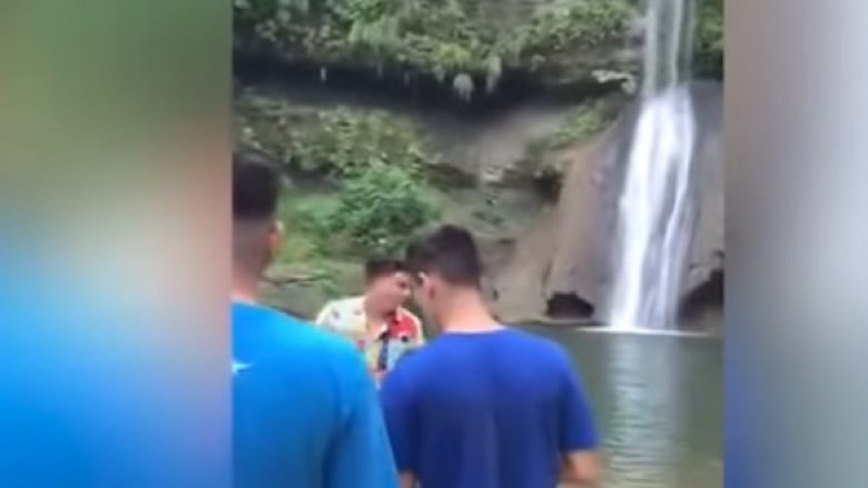 Po xhironte videoklipin e ri reperi ekuadorian, kur prapa shpinës së tij humbi jetën një turist që kërceu nga ujëvara – kamerat filmuan gjithçka (Video)