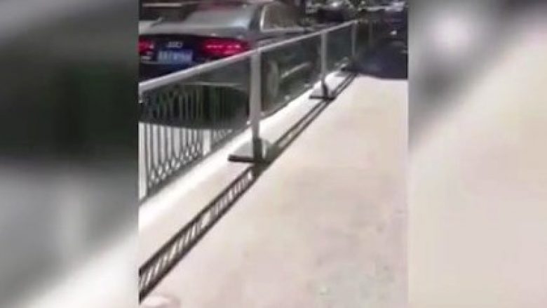 E zë burrin me tjetrën, kinezja e nervozuar ia shkatërron veturën (Video)