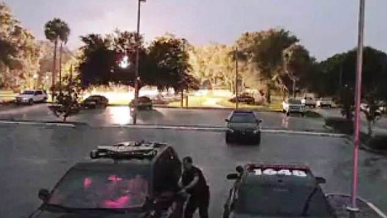 Momenti kur polici amerikan futet me urgjencë në veturë kur rrufeja godet tokën (Video)