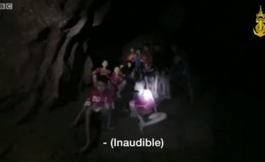 Mjekët kanë arritur tek djemtë e shpëtuar në shpellën në Tajlandë