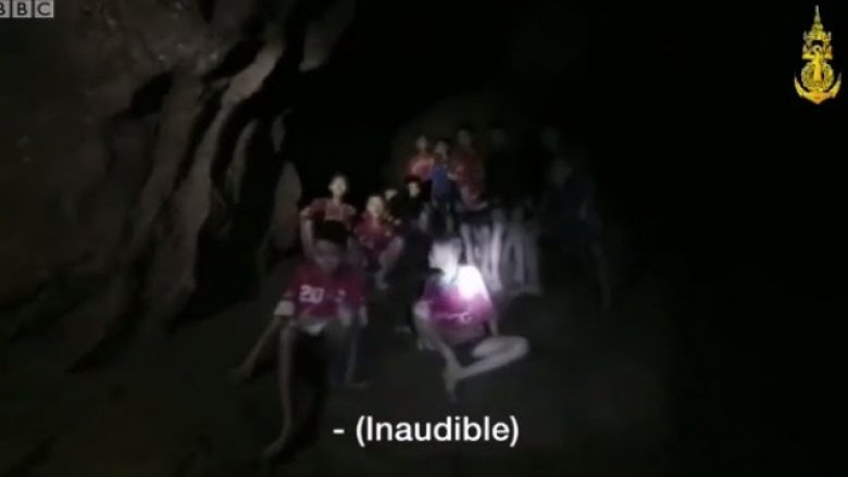 Mjekët kanë arritur tek djemtë e shpëtuar në shpellën në Tajlandë