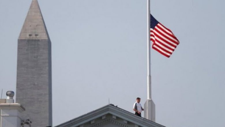Flamujt amerikan ulen në nderim të gazetarëve të varë në Maryland