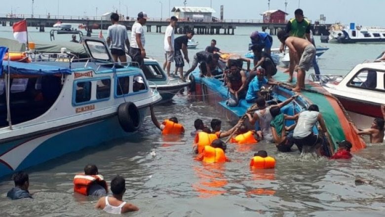 34 viktima nga fundosja e anijes në Indonezi