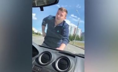 Shkatërron veturën e ish-gruas, për t’ia marrë vajzën që ishte ulur brenda (Video)